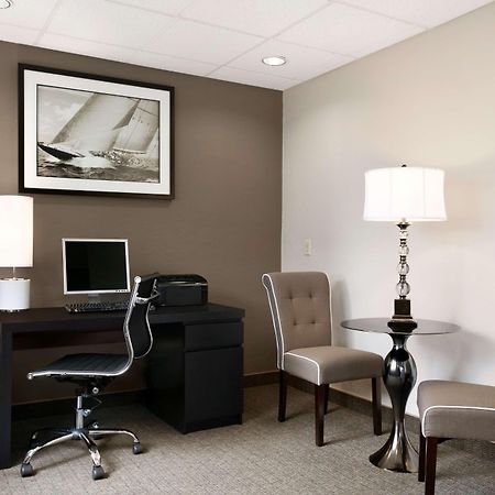 Super 8 By Wyndham Portland Airport Hotel Екстериор снимка