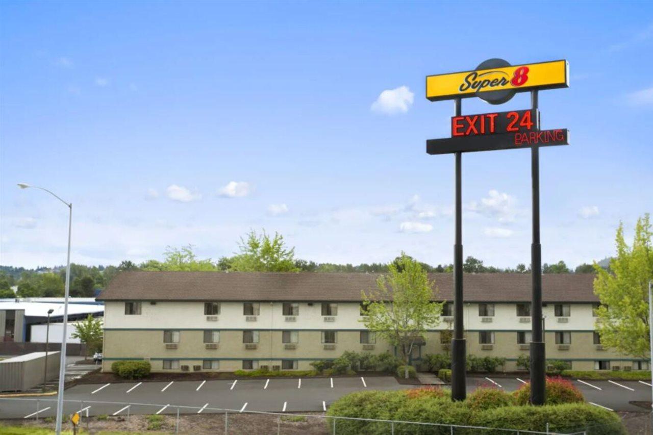 Super 8 By Wyndham Portland Airport Hotel Екстериор снимка