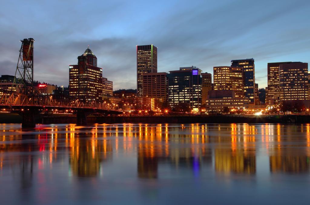 Super 8 By Wyndham Portland Airport Hotel Екстериор снимка
