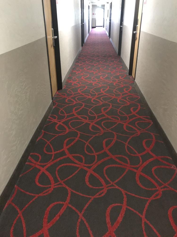 Super 8 By Wyndham Portland Airport Hotel Екстериор снимка
