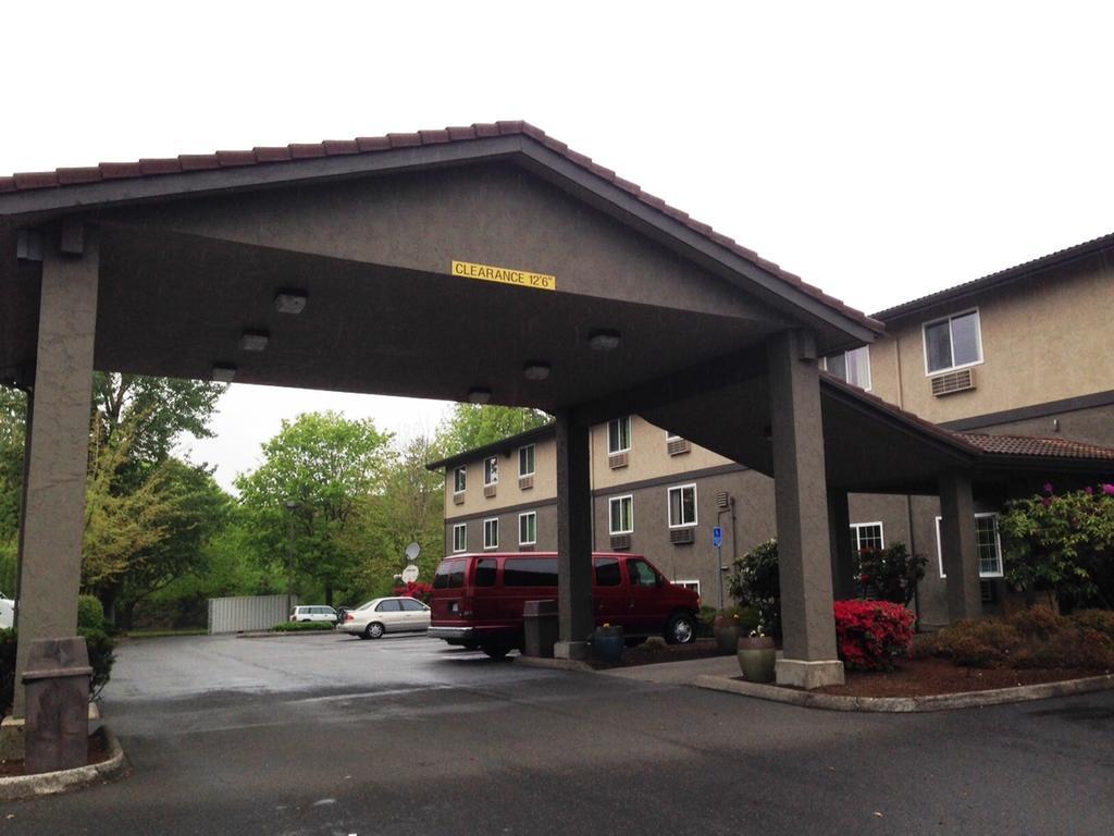 Super 8 By Wyndham Portland Airport Hotel Екстериор снимка