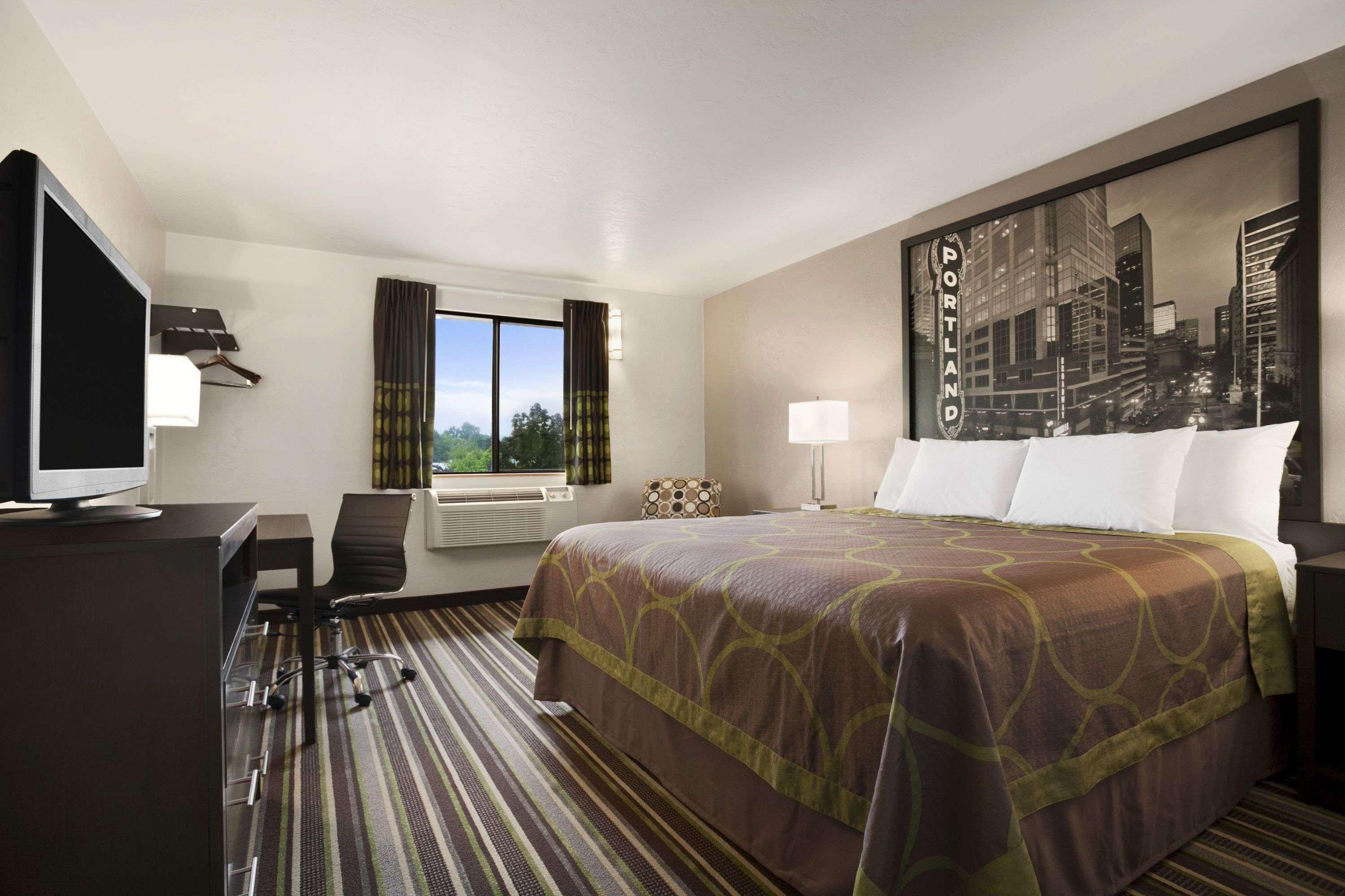 Super 8 By Wyndham Portland Airport Hotel Екстериор снимка