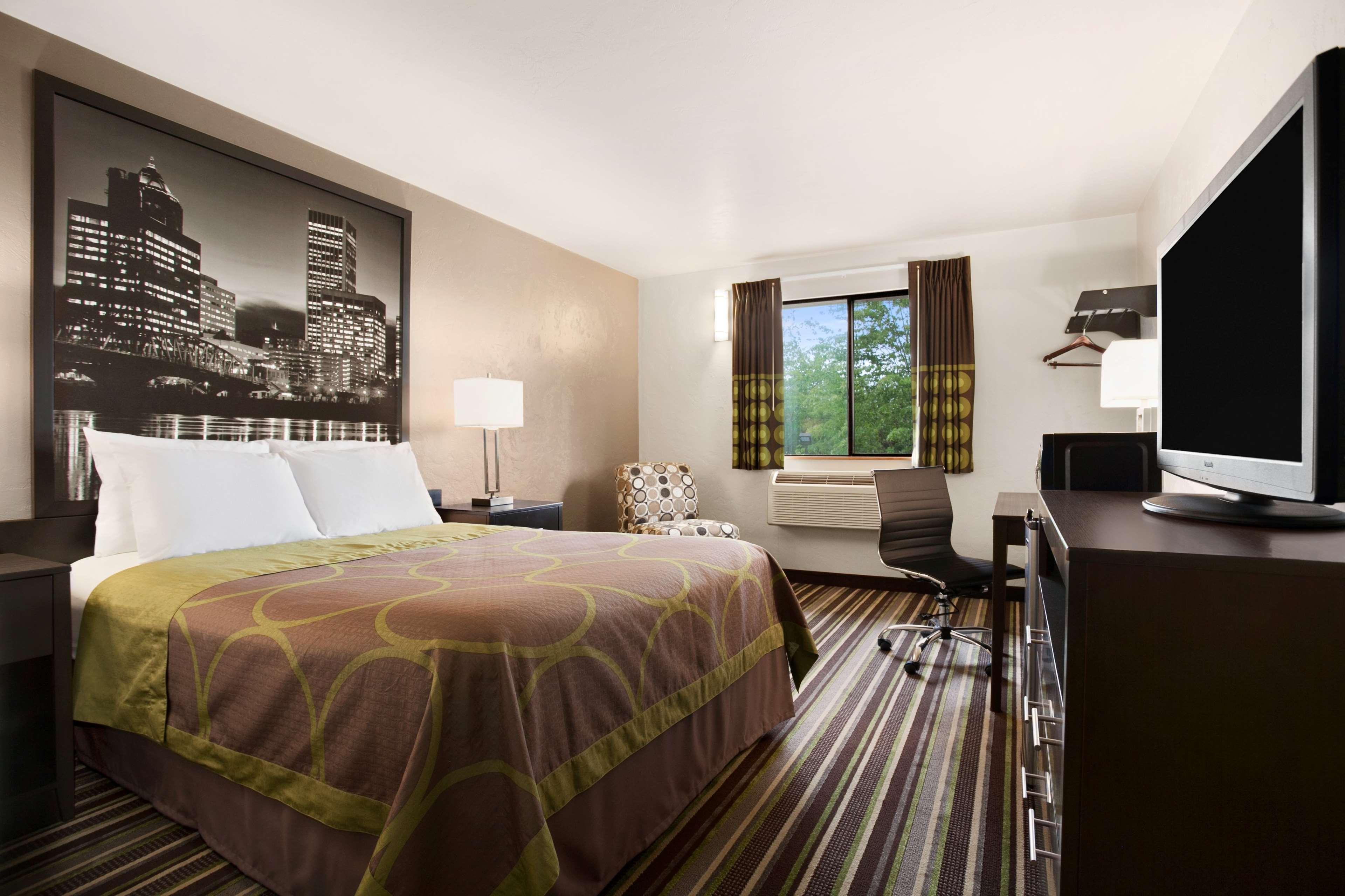 Super 8 By Wyndham Portland Airport Hotel Екстериор снимка