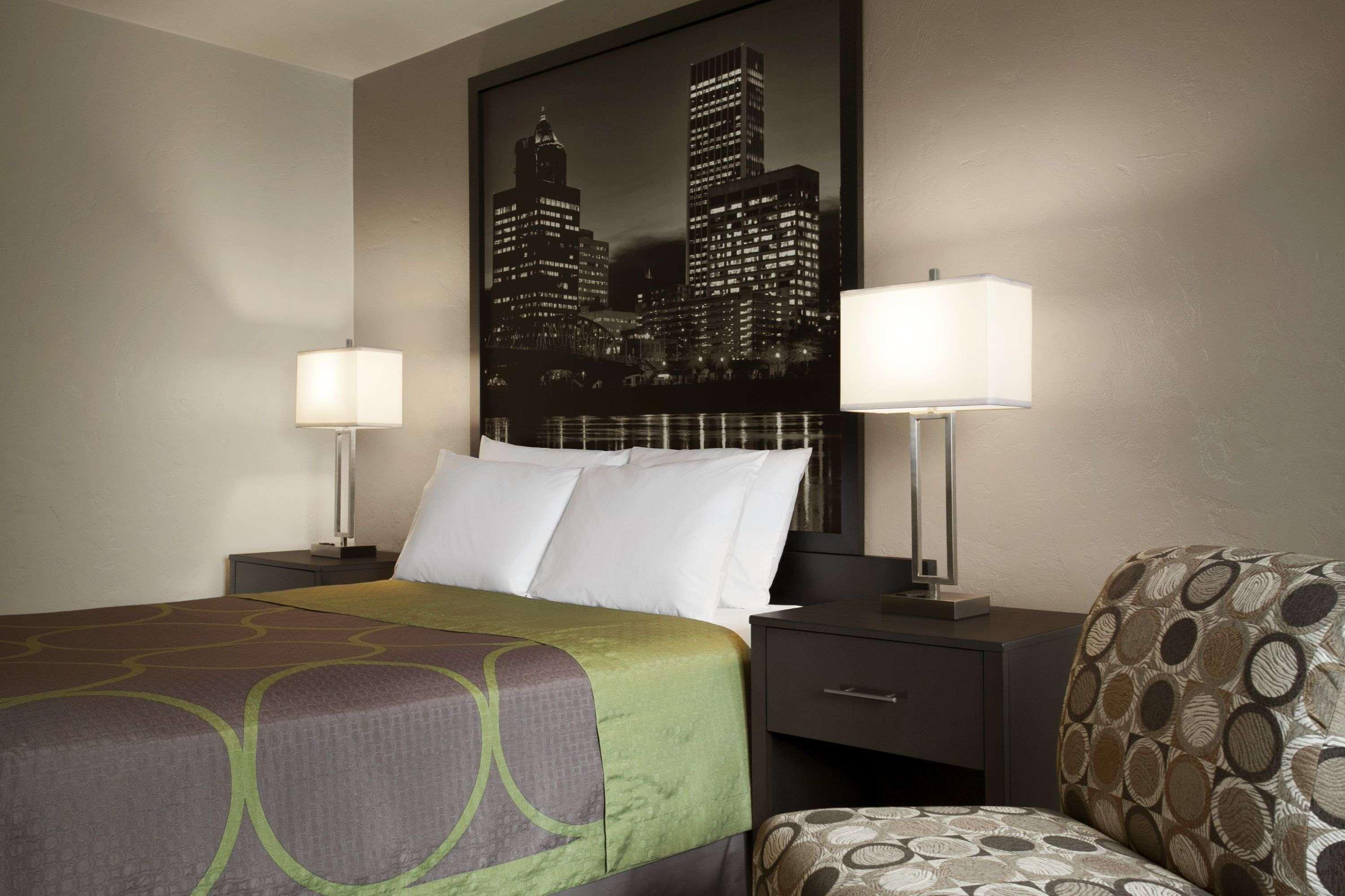 Super 8 By Wyndham Portland Airport Hotel Екстериор снимка