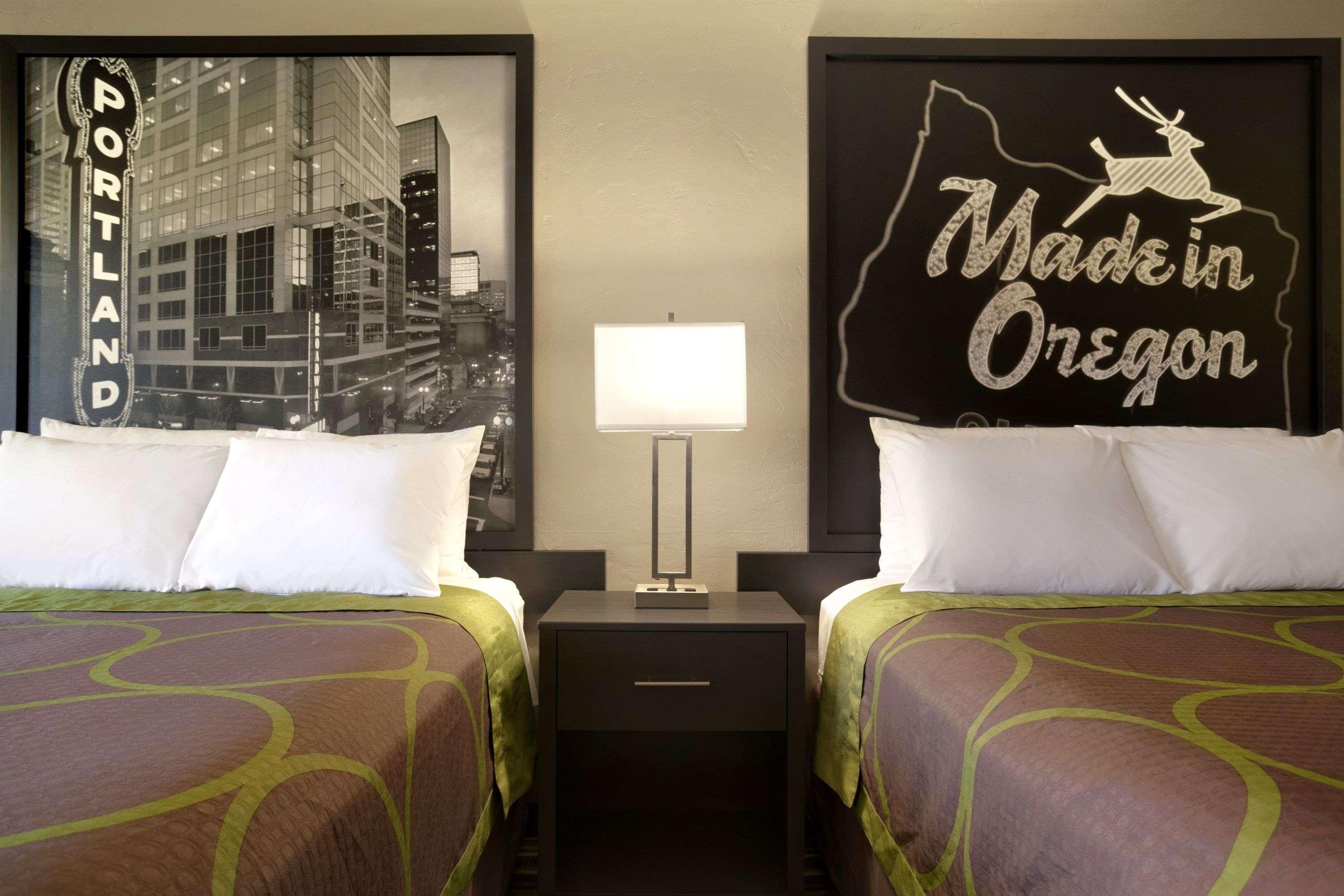 Super 8 By Wyndham Portland Airport Hotel Екстериор снимка