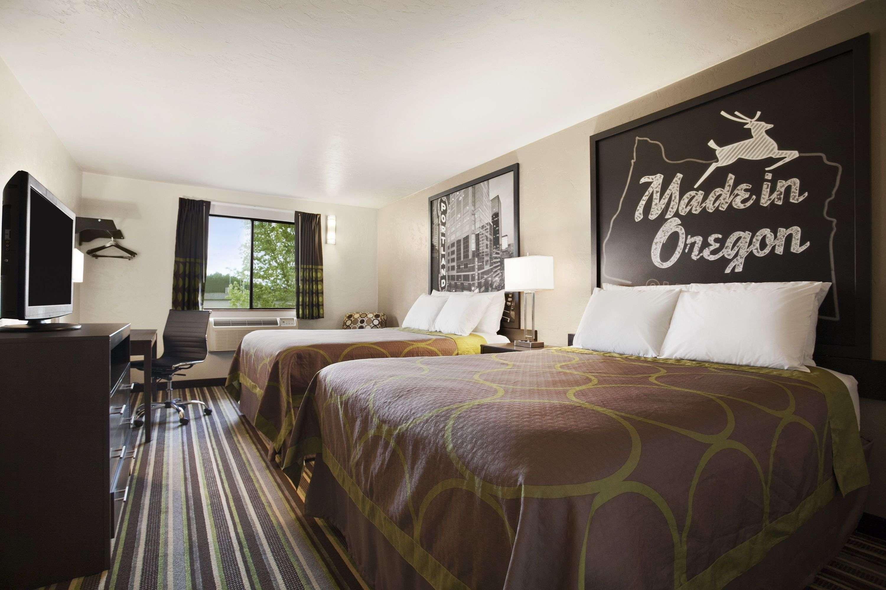 Super 8 By Wyndham Portland Airport Hotel Екстериор снимка