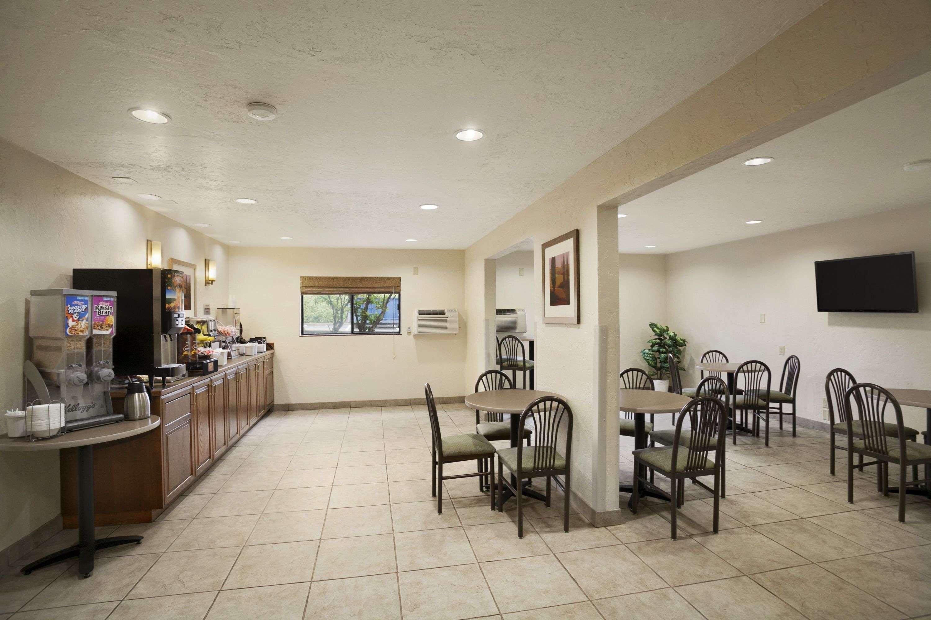 Super 8 By Wyndham Portland Airport Hotel Екстериор снимка
