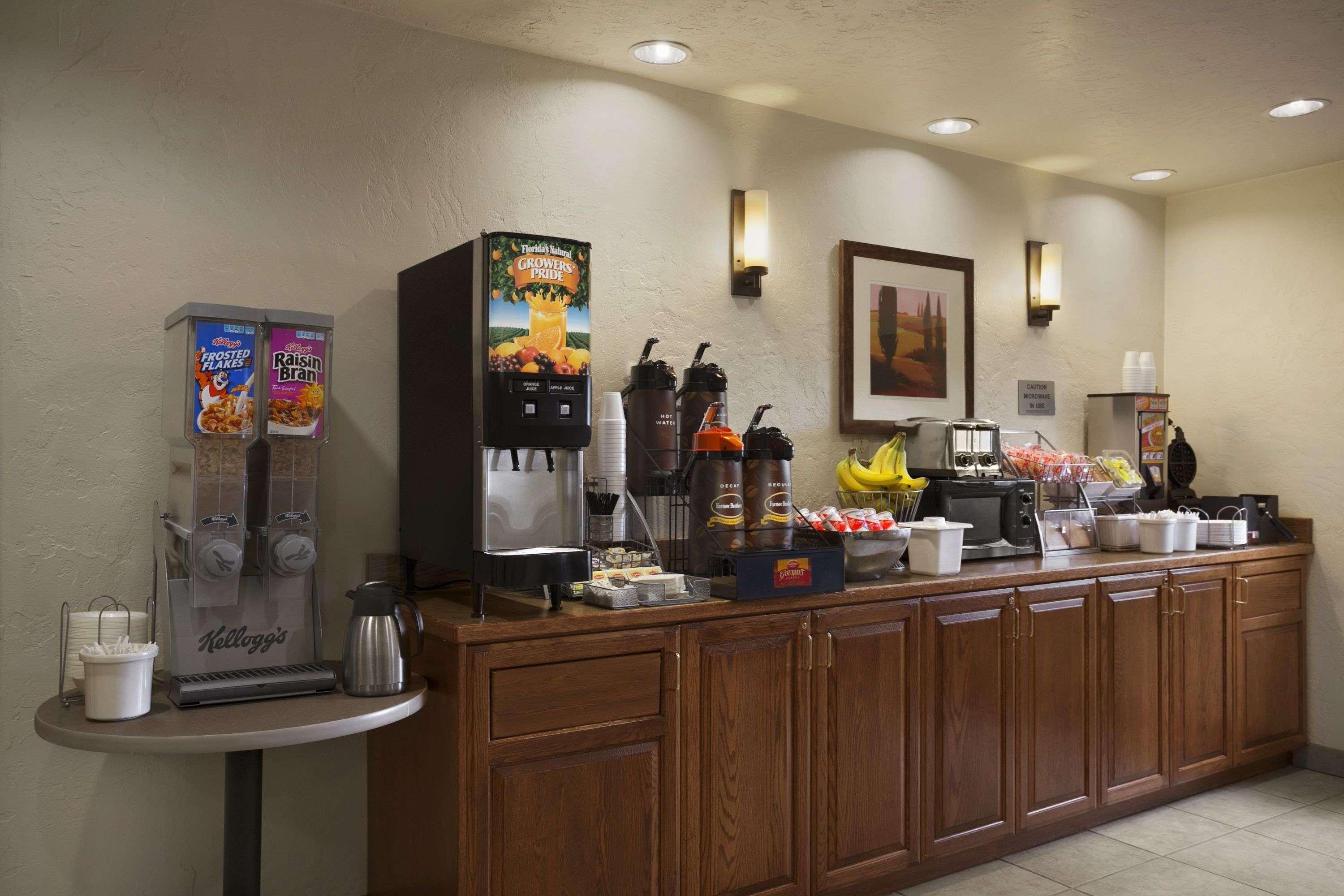 Super 8 By Wyndham Portland Airport Hotel Екстериор снимка