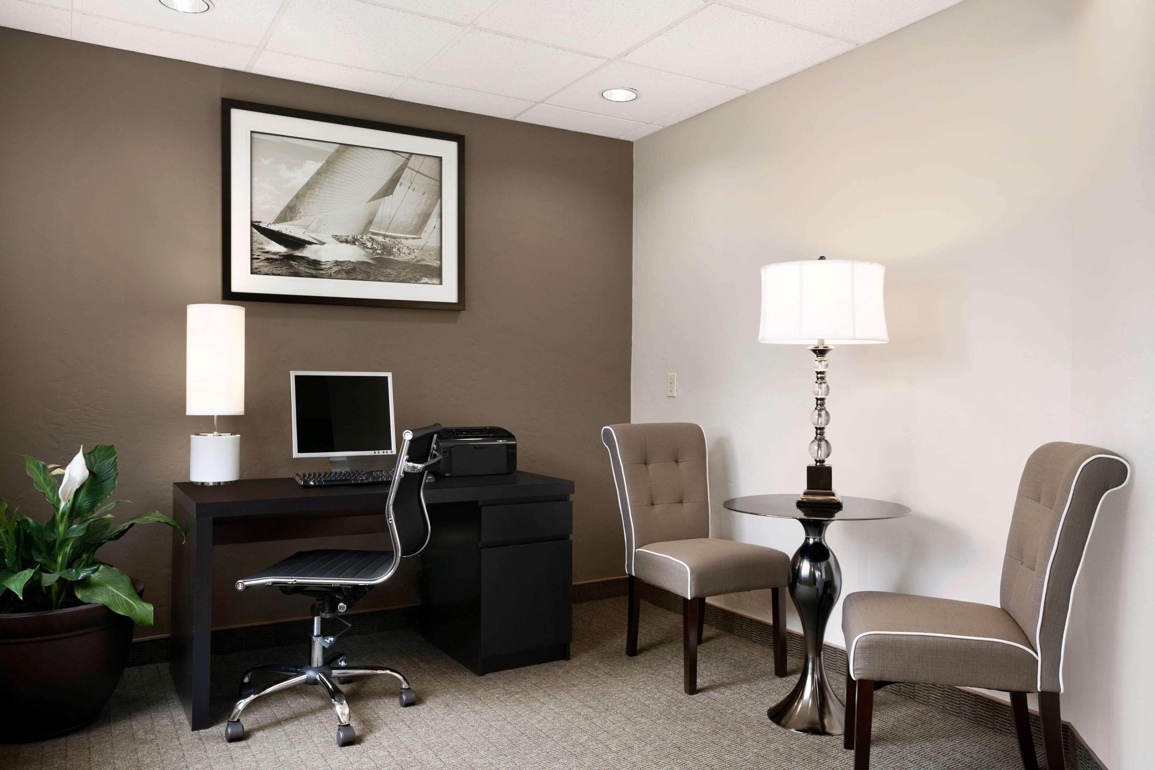 Super 8 By Wyndham Portland Airport Hotel Екстериор снимка