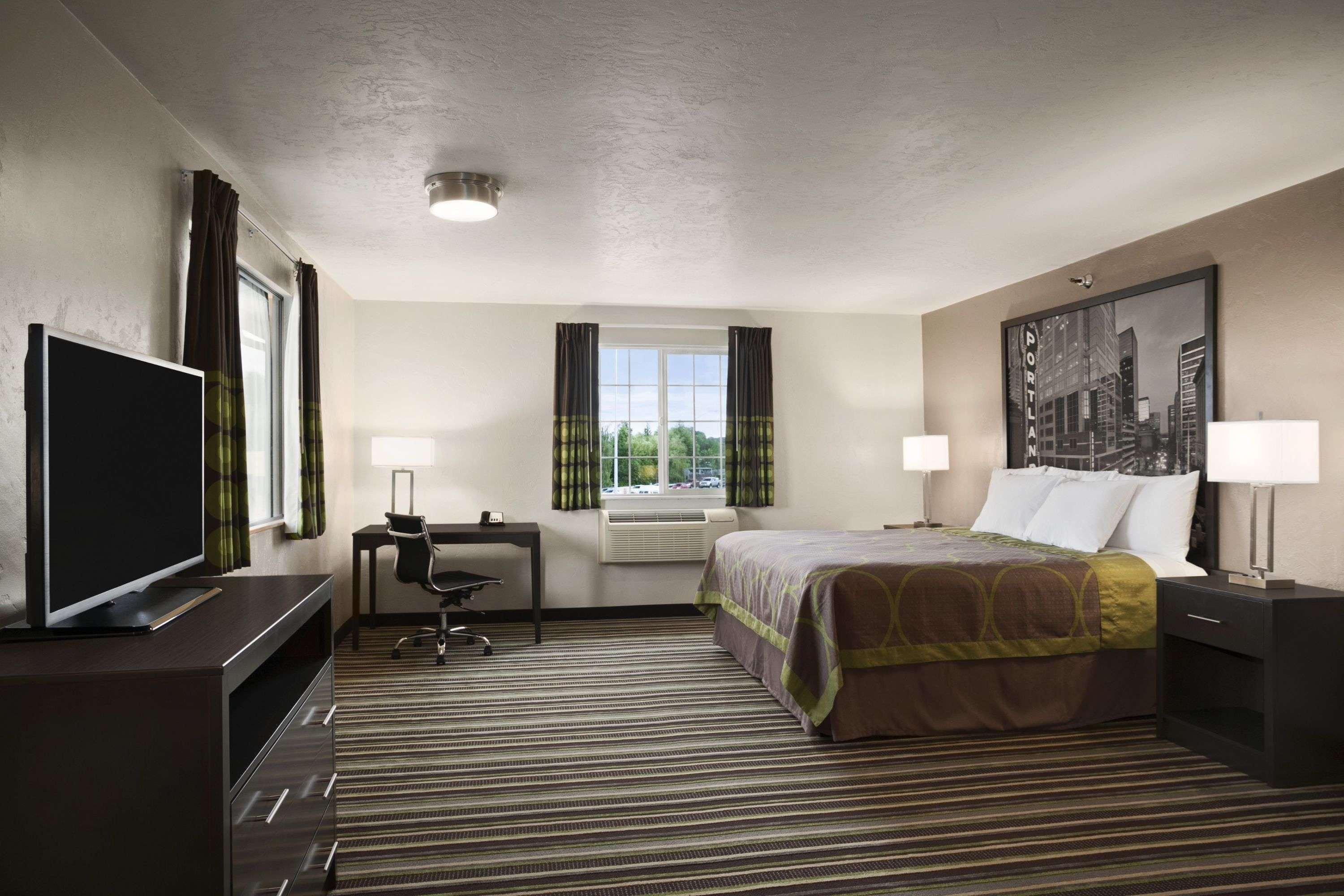 Super 8 By Wyndham Portland Airport Hotel Екстериор снимка