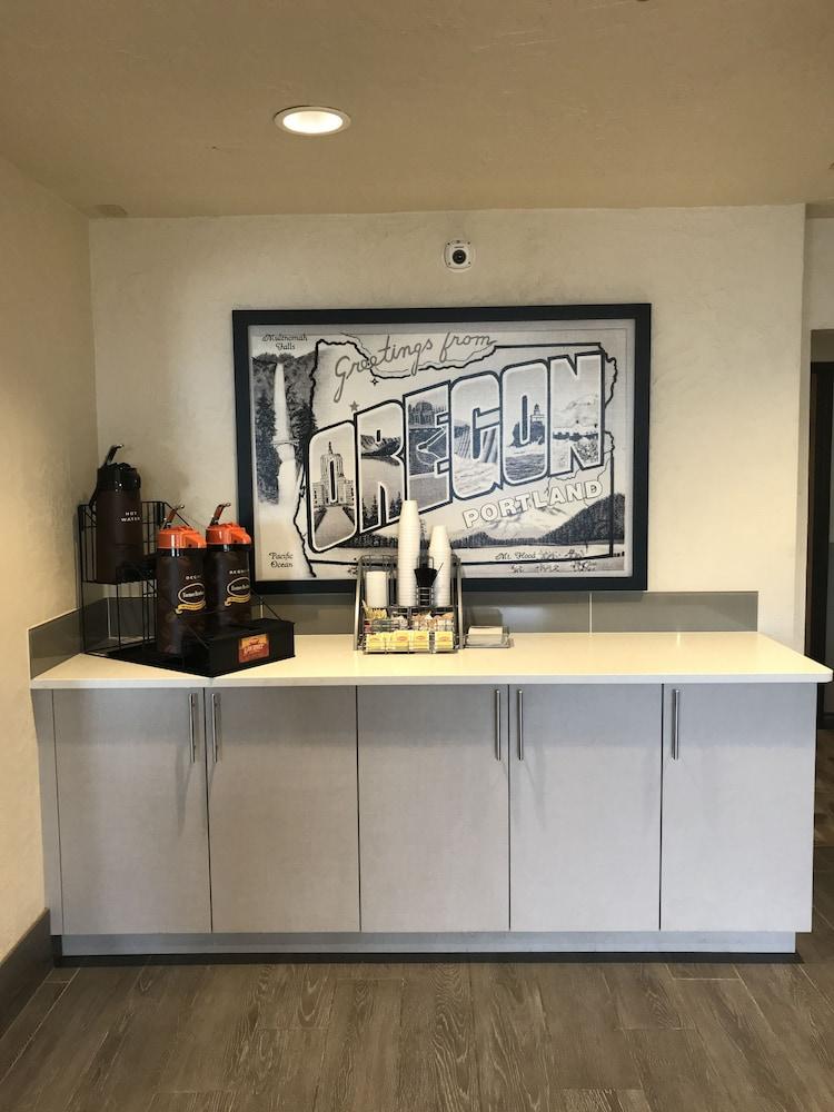Super 8 By Wyndham Portland Airport Hotel Екстериор снимка