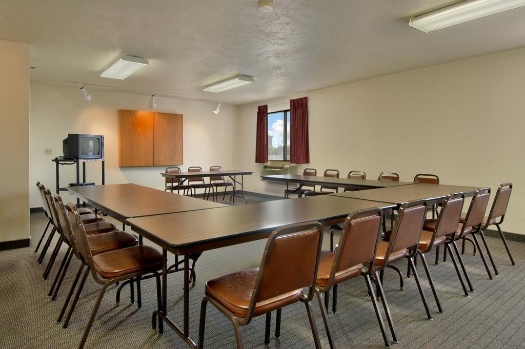 Super 8 By Wyndham Portland Airport Hotel Екстериор снимка