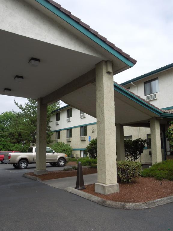 Super 8 By Wyndham Portland Airport Hotel Екстериор снимка