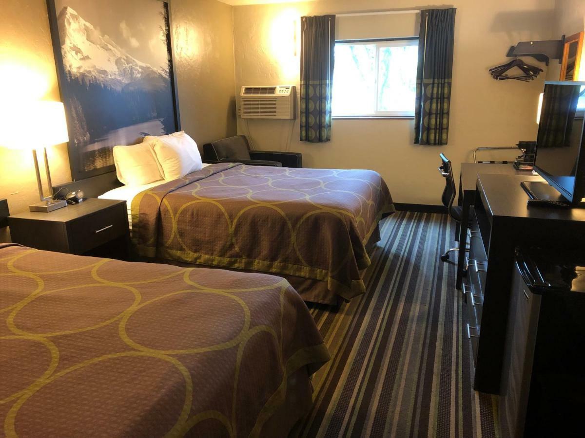 Super 8 By Wyndham Portland Airport Hotel Екстериор снимка
