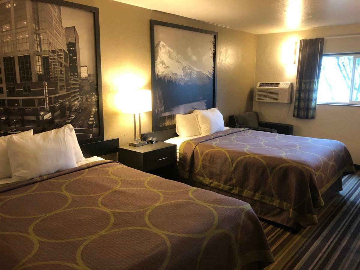 Super 8 By Wyndham Portland Airport Hotel Екстериор снимка