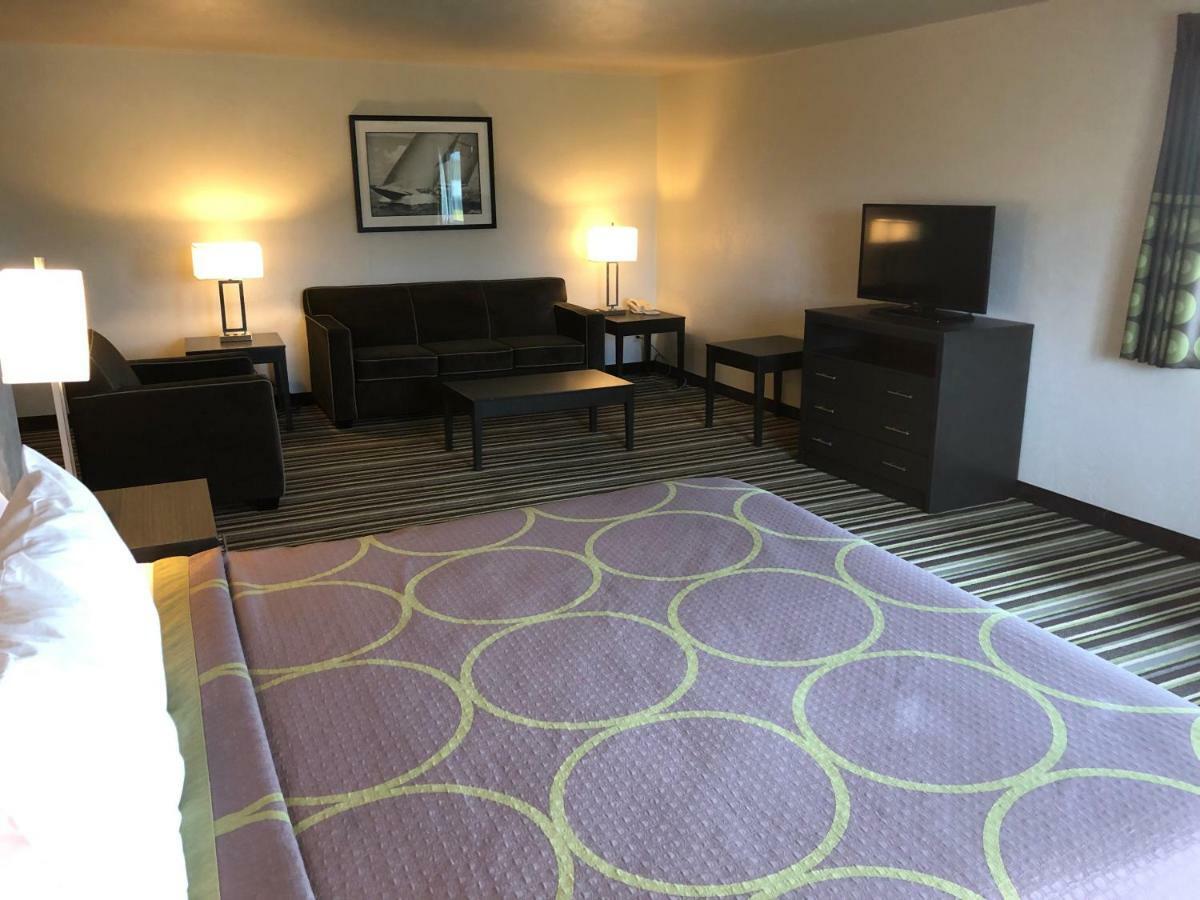 Super 8 By Wyndham Portland Airport Hotel Екстериор снимка