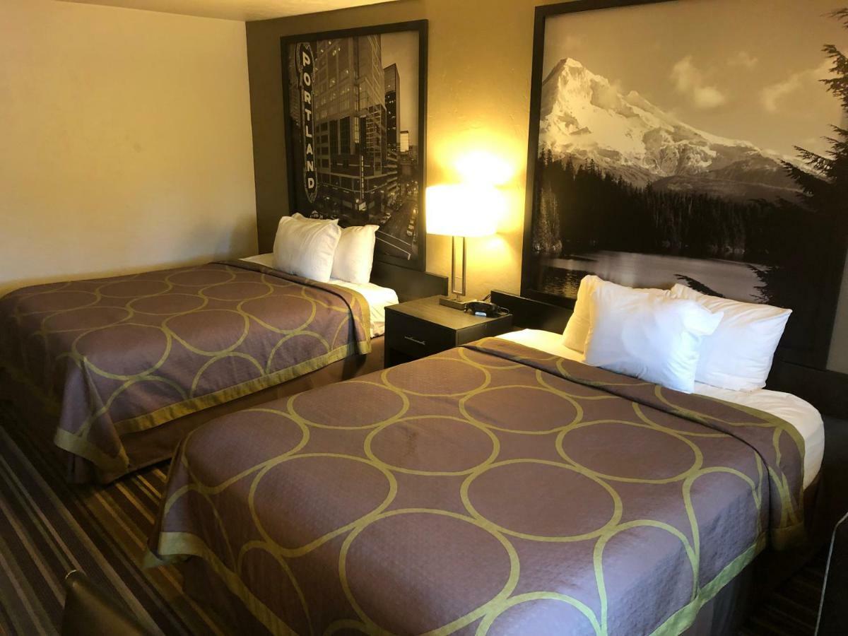 Super 8 By Wyndham Portland Airport Hotel Екстериор снимка