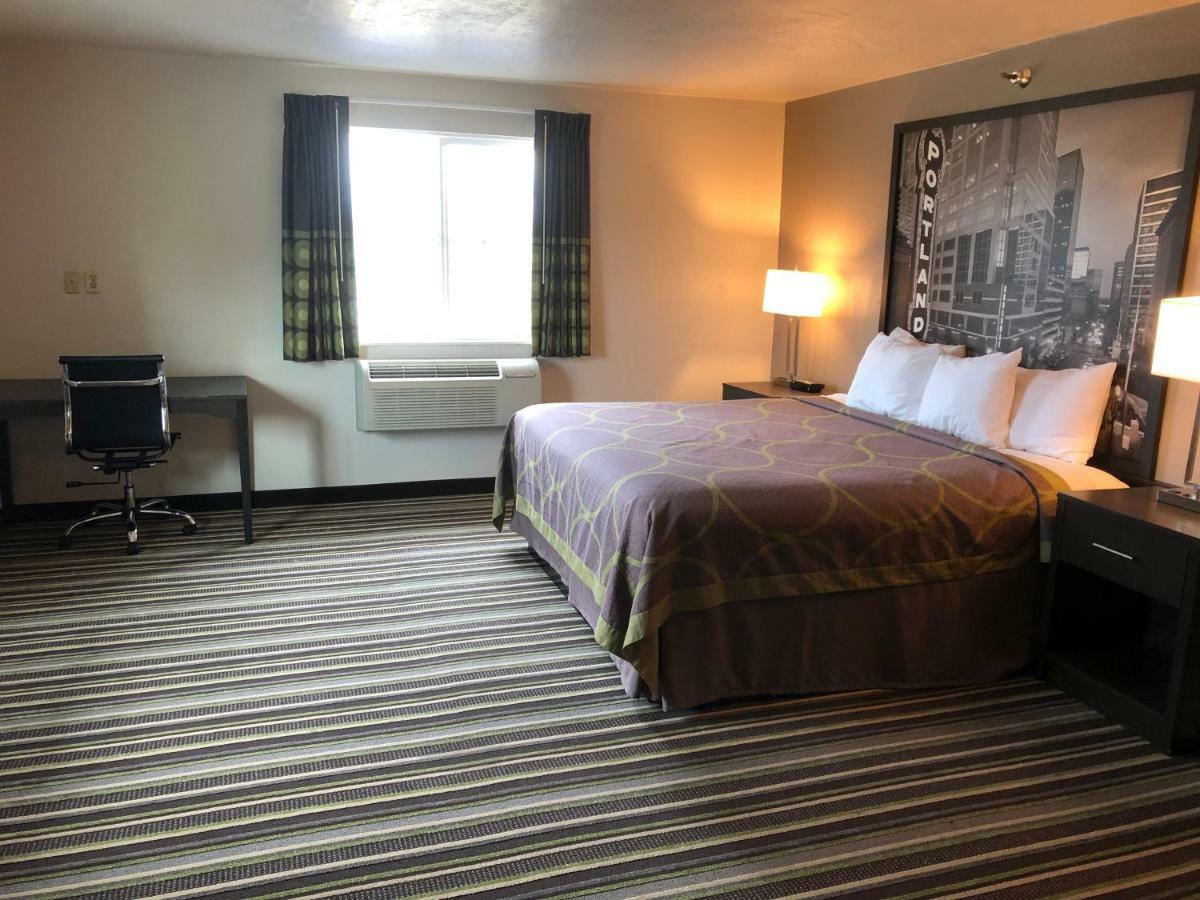 Super 8 By Wyndham Portland Airport Hotel Екстериор снимка