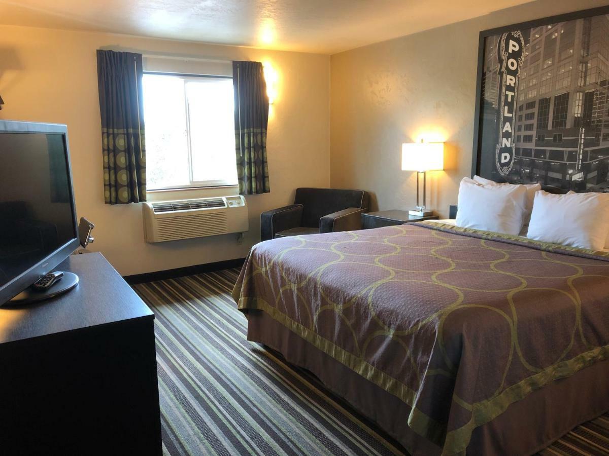 Super 8 By Wyndham Portland Airport Hotel Екстериор снимка